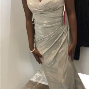 I’m selling my prom dress ,only wore once for atleast 3 hours.